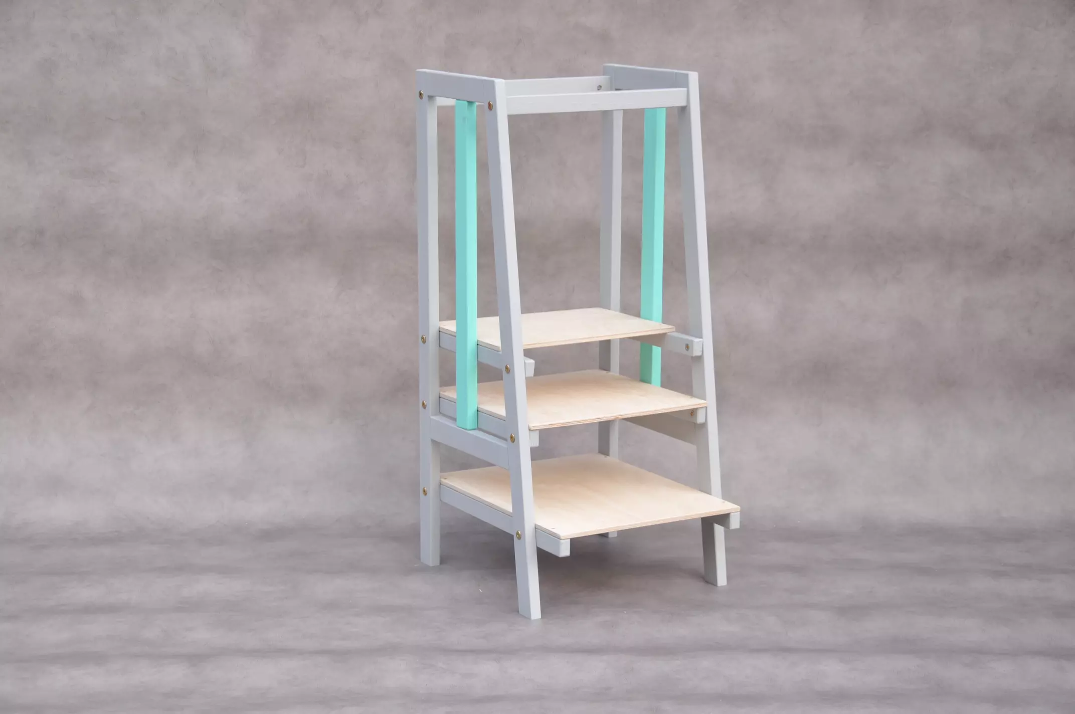 Torre da cucina per bambini Montessori Stripe Turchese — torre in legno massello grigia con riga turchese e sponde su tutti i lati, bambino al piano di lavoro